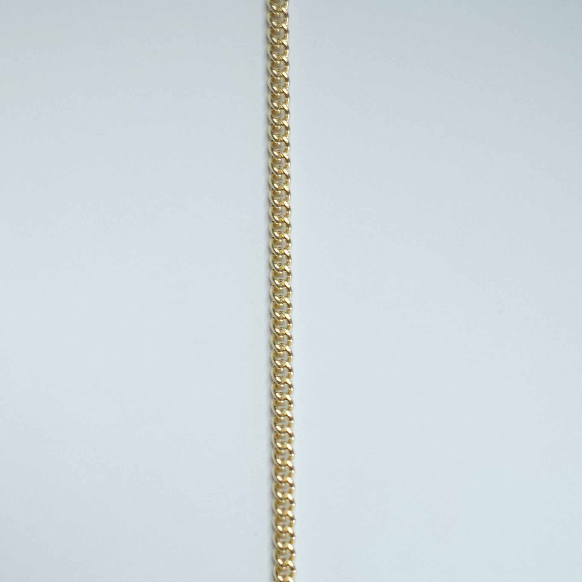 strong, structured, and endlessly wearable. With its 2.3mm flat interlocking links, this chain adds weight and shine without feeling bulky. Whether worn alone or layered