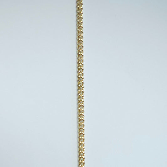 strong, structured, and endlessly wearable. With its 2.3mm flat interlocking links, this chain adds weight and shine without feeling bulky. Whether worn alone or layered